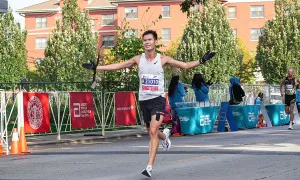 Đan Quyết chạy gần 700km mỗi tháng trước Chicago Marathon