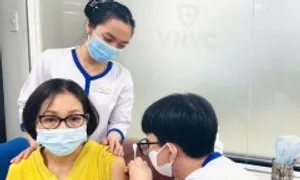 Nhiều người cao tuổi tiêm phòng cúm cuối năm