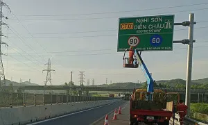 Rà soát biển báo 'Đường Sơn Hải bảo hành 10 năm' trên cao tốc