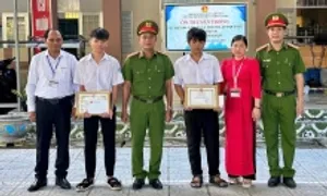 Hai học sinh trả lại lắc vàng nhặt được Hai học sinh trả lại lắc vàng nhặt được