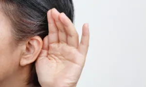 Bị va trúng khi ngoáy tai, người phụ nữ thủng màng nhĩ