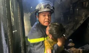 Cứu ba cháu nhỏ mắc kẹt trong đám cháy ở Hà Nội Cứu ba cháu nhỏ mắc kẹt trong đám cháy ở Hà Nội